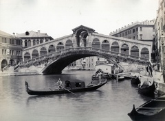 Olaszország, Velence, Canal Grande, szemben a Rialto híd., 1900, Szalai Teréz, híd, gondola, csatorna, kőhíd, gyaloghíd, ívhíd, Antonio da Ponte-terv, Fortepan #130407