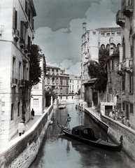 Olaszország, Velence, Rio de San Trovaso a Ponte delle Meraviglie-ről a Canal Grande felé nézve. Jobbra a téglakerítés végénél a Calle Contarini Corfù torkolata, emögött a Palazzo Contarini Corfù., 1900, Szalai Teréz, gondola, csatorna, Fortepan #130410