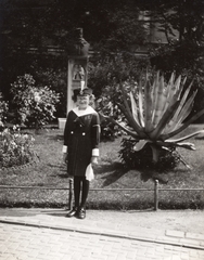 Magyarország, Budapest VIII., Múzeumkert, a háttérben Giuseppe Garibaldi mellszobra (Kuzmik Lívia, Colengelo Ottimo, 1932.)., 1939, Szilágyi Marianna, Budapest, egyenruha, portré, Fortepan #130432