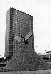 Magyarország, Budapest VIII., Nagyvárad tér, a SOTE (később Semmelweis Egyetem) Elméleti Tömbje, előtte a Béke-emlékmű (Székely Péter "Pierre", 1983.)., 1983, Szilágyi Marianna, Budapest, Fortepan #130434