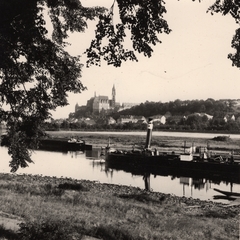 Németország, Meissen, Elba folyó, túlpartján fent a vár (Albrechtsburg) és a Dóm., 1936, Szilágyi Marianna, uszály, gőzhajó, Fortepan #130439