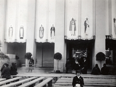 Magyarország, Budapest XIV., Hősök tere, a felvétel az Eucharisztikus Világkongresszus főoltára előtt készült., 1938, Szilágyi Marianna, rendőr, Budapest, Fortepan #130451