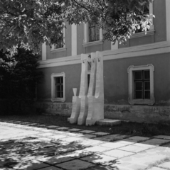 Hungary,Lake Balaton, Tihany, kiállítás a Bencés Apátság udvarán. Vilt Tibor szobrászművész alkotása, Kategóriák II. (1970)., 1974, Vizsnyiczai Erzsébet, Fortepan #130481