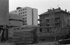 Hungary, Budapest VIII., a Tömő utcai óvoda építkezése a Jázmin utca felől nézve. Szemben a SOTE Szemészeti Klinikája (később Semmelweis Egyetem Onkológiai Központ). Jobbra a Tömő utca 23/c szám alatti lakóház a Balassa utca sarkán., 1973, Vizsnyiczai Erzsébet, Budapest, Fortepan #130515