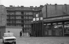 Hungary, Budapest VIII., a Tömő utca 40-46. és 48-54. számú toronyházak közötti ABC áruház. Háttérben a Lósy Imre utca - Molnár Ferenc tér közötti épületek Jázmin utca felőli homlokzata., 1973, Vizsnyiczai Erzsébet, Lada-brand, automobile, number plate, Budapest, Fortepan #130519