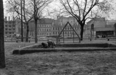 Hungary, Budapest VIII., Molnár Ferenc tér, háttérben a Losonci utca bontás alatt lévő házai., 1973, Vizsnyiczai Erzsébet, Budapest, Fortepan #130524