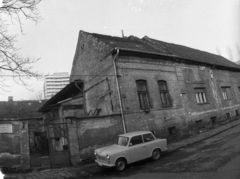 Hungary, Budapest VIII., Apáthy István utca 16. és 18., háttérben a Tömő utcai toronyház., 1973, Vizsnyiczai Erzsébet, Trabant-brand, number plate, Budapest, Fortepan #130540