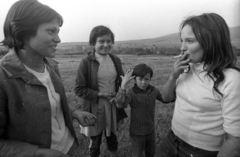 1975, Vizsnyiczai Erzsébet, cigarette, kid, smile, gypsy, youth, Fortepan #130562