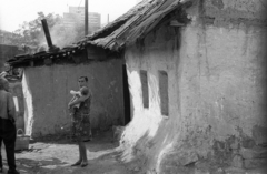 Hungary, Salgótarján, Pécskő út, a pécskődombi (kopaszdombi) cigánytelep, balra Balázs János roma költő és festőművész., 1974, Vizsnyiczai Erzsébet, Fortepan #130565