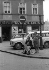 Magyarország, Győr, szappanbuborék-fújó karikát árusító házaspár a Dr. Kovács Pál utca és a Király (Alkotmány) utca találkozásánál., 1968, Vizsnyiczai Erzsébet, Skoda Octavia, háztartási bolt, szappanbuborék, Fortepan #130589