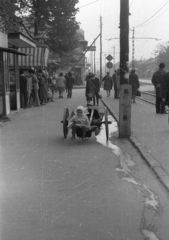 Magyarország, Budapest XIX., Kossuth tér, jobbra az Üllői út (Vörös Hadsereg útja)., 1968, Vizsnyiczai Erzsébet, talicska, Budapest, Fortepan #130592