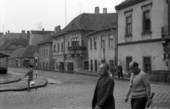 Magyarország, Győr, Jedlik Ányos utca, szemben a Dunakapu tér déli oldalának házsora., 1969, Vizsnyiczai Erzsébet, járókelő, utcakép, életkép, antenna, Fortepan #130620