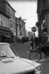 Magyarország, Győr, Kazinczy utca a Baross Gábor (Lenin) út felől a Széchenyi tér felé nézve., 1969, Vizsnyiczai Erzsébet, kerékpár, cégtábla, járókelő, teherautó, utcakép, életkép, fodrászat, Fiat 127, Fortepan #130622