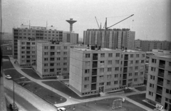 Hungary, Dunaújváros, Római városrész, középen a Martinovics úti víztorony, jobbra a Római körút 14. számú ház épül., 1973, Vizsnyiczai Erzsébet, construction, concrete block of flats, water tower, tower crane, Fortepan #130697