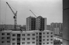 Hungary, Dunaújváros, kilátás a Római körút egyik lakásából, szemben Váci Miháy utca épülő házai., 1973, Vizsnyiczai Erzsébet, construction, concrete block of flats, tower crane, Fortepan #130698