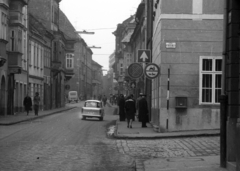 Magyarország, Győr, Jedlik Ányos utca a Széchenyi tér felé nézve, előtérben jobbra a Gutenberg tér., 1971, Vizsnyiczai Erzsébet, Fortepan #130729