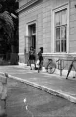 Hungary, Öttevény, vasútállomás., 1973, Vizsnyiczai Erzsébet, bicycle, train station, Fortepan #130748