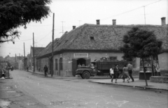 Hungary, Győr, Kossuth Lajos utca, jobbra a Városház köz torkolata., 1973, Vizsnyiczai Erzsébet, commercial vehicle, tobacco shop, Volán organisation, Fortepan #130755