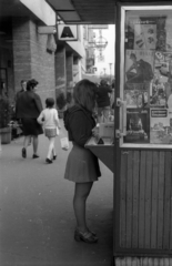 Hungary, Győr, a felvétel a Baross Gábor (Lenin) út 23. előtt készült, a Bajcsy-Zsilinszky út felé nézve., 1973, Vizsnyiczai Erzsébet, tobacco shop, newsstand, Fortepan #130759