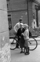 Hungary, Győr, Kazinczy utca, balra az Aradi vértanúk útja, jobbra a Bécsi kapu (Köztársaság) tér., 1973, Vizsnyiczai Erzsébet, bicycle, braid, Fortepan #130763