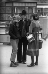 Magyarország, Budapest II., Széll Kálmán (Moszkva) tér, Schäffer Erzsébet újságíró riportot készít., 1978, Vizsnyiczai Erzsébet, mikrofon, magnetofon, interjú, riporter, Budapest, Fortepan #130785