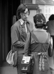 Magyarország, Budapest II., Széll Kálmán (Moszkva) tér, Schäffer Erzsébet újságíró riportot készít., 1978, Vizsnyiczai Erzsébet, magnetofon, interjú, riporter, Budapest, Fortepan #130789