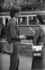 Magyarország, Budapest II., Széll Kálmán (Moszkva) tér, Schäffer Erzsébet újságíró riportot készít., 1978, Vizsnyiczai Erzsébet, mikrofon, magnetofon, interjú, riporter, Budapest, Fortepan #130790