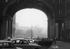 Magyarország, Budapest V.,Budapest VII., Madách Imre tér a Károly (Tanács) körút irányába nézve, a háttérben a ködben a Városháza tornyának sziluettje., 1968, Bokor András, Budapest, Fiat 500, Opel Kadett, Fortepan #130805