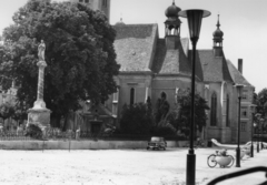 Hungary, Kőszeg, Jurisics tér, Mária szobor, háttérben a Szent Imre-templom és a Szent Jakab-templom., 1975, Bokor András, bicycle, Fortepan #130832