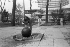 Magyarország, Budapest V., Petőfi tér, háttérben a Hotel Duna Intercontinental., 1973, Bokor András, kút, ivókút, Budapest, Fortepan #130838