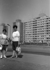 Magyarország, Budapest XI., Tétényi út az Etele (Szakasits Árpád) úti bevásárlóközpont előtt, balra a Fejér Lipót utcai toronyházak., 1973, Bokor András, Budapest, Fortepan #130839