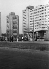 Magyarország, Budapest XI., Tétényi út az Etele (Szakasits Árpád) úti bevásárlóközpont előtt, balra a Fejér Lipót utcai toronyházak., 1972, Bokor András, Budapest, Fortepan #130866