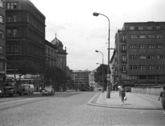 Csehország, Prága, Vinohradská ulice a Španělská ulice torkolatától a Vencel tér (Václavské námestí) felé nézve. Balra a Nemzeti Múzeum kupolája., 1965, Gergely János, járókelő, teherautó, utcakép, életkép, villamos, lámpaoszlop, kockakő, Skoda 1101/1102 Tudor, furgon, Fortepan #131058