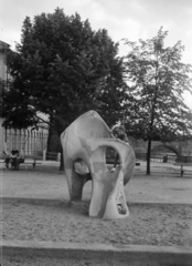 Csehország, Prága, Alšovo nábřeží, játszótér., 1965, Gergely János, szobor, park, modern művészet, Fortepan #131062