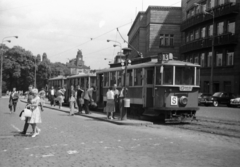 Csehország, Prága, Wilsonova ulice, a Muzeum villamosmegálló., 1965, Gergely János, járókelő, utcakép, életkép, villamos, villamosmegálló, szemetes, gyalogátkelő, Fortepan #131063