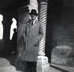 Hungary, Halászbástya, Budapest I., 1930, Lovas Rita, Budapest, man, hat, coat, hands in pockets, pillar, Fortepan #131123