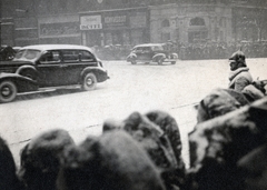 Hungary, Budapest VIII.,Budapest VII., Erzsébet körút, szemben balra a Rákóczi út. A felvétel Joachim von Ribbentrop német külügyminiszter Budapestre érkezésekor készült, 1942. január 8-án., 1942, Marics Zoltán, cop, automobile, Budapest, Fortepan #131202