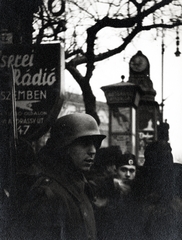 Hungary, Budapest VI., az Andrássy út az Oktogonnál., 1942, Marics Zoltán, watch, genre painting, second World War, ad pillar, helmet, soldier, Budapest, Fortepan #131205