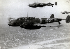 Magyarország, Budapest, német Junkers Messerschmitt Bf-110C rombológépek a főváros felett. A felvételen a Margit híd és a Margit-sziget látszik., 1942, Marics Zoltán, légi felvétel, repülőgép, Messerschmitt-márka, Messerschmitt Bf-110, Fortepan #131218