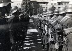 Hungary, Budapest XX., Emlékezés (Hősök) tere, háttérben a Kossuth Lajos Gimnázium (később Eötvös Loránd Szakközépiskola és Szakiskola)., 1942, Marics Zoltán, Budapest, Fortepan #131237