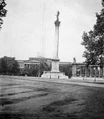 Magyarország, Budapest XIV., Millenniumi emlékmű a későbbi Hősök terén, háttérben a Szépművészeti Múzeum., 1926, Fortepan, tér, múzeum, lovas szobor, eklektikus építészet, Budapest, Schickedanz Albert-terv, szoborcsoport, neoklasszicizmus, Árpád-ábrázolás, Gábriel arkangyal-ábrázolás, Herzog Fülöp Ferenc-terv, Fortepan #13133