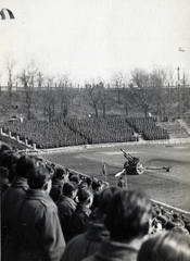 Ukrajna, Kijev, Német Stadion (korábban Balitszkij Dinamo Stadion, ma Valerij Lobanovszkij Dinamo Stadion). A 2. magyar hadsereg hadműveleti területről való kivonásának alkalmából rendezett ünnepség és tábori mise., 1943, Marics Zoltán, második világháború, liturgia, stadion, löveg, Fortepan #131347