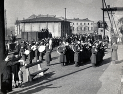 Magyarország, Budapest VIII., Józsefvárosi pályaudvar, egy frontra induló alakulat búcsúztatása., 1943, Marics Zoltán, Budapest, Fortepan #131369