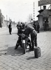 Magyarország, Budapest VIII., Salgótarjáni utca, balra a Fiumei úti Nemzeti Sírkert (Kerepesi temető), jobbra a Józsefvárosi pályaudvar kerítése., 1943, Marics Zoltán, motorkerékpár, BMW-márka, Budapest, Fortepan #131378