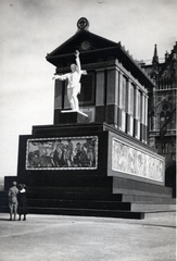 Hungary, Budapest V., Kossuth Lajos (Köztársaság) tér, Andrássy Gyula szobra fölé épített &#34;Munka Háza&#34; című 1919. május 1-i díszlet. Háttérben a Parlament., 1919, Marics Zoltán, Hungarian Soviet Republic, Budapest, Gyula Andrássy-portrayal, Fortepan #131379