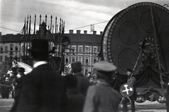 Hungary, Budapest V.,Budapest VI., Nyugati (Berlini) tér, a moziszakma felvonulása 1919. május 1-én. Háttérben a tér lipótvárosi házai., 1919, Marics Zoltán, 1st of May parade, Hungarian Soviet Republic, Budapest, ad truck, Fortepan #131385