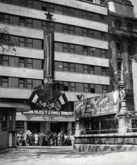 Magyarország, Budapest V., Erzsébet (Sztálin) tér 4., a BUVÁTI (Budapesti Városépítési Tervező Vállalat) épülete (később Kerületi Tanács, ma Polgármesteri Hivatal). Jobbra a Nemzeti Szalon (egykor Kioszk) terasza., 1950, Marics Zoltán, Budapest, terasz, tömeg, politikai dekoráció, május 1, Fortepan #131387