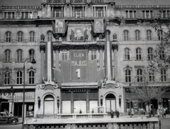 Magyarország, Budapest V., Vörösmarty tér, Gerbaud ház., 1954, Marics Zoltán, Budapest, Lenin-ábrázolás, Rákosi Mátyás-ábrázolás, Sztálin ábrázolás, politikai dekoráció, Fortepan #131389