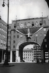 Magyarország, Budapest VII., Madách Imre tér., 1950, Marics Zoltán, Budapest, Rákosi Mátyás-ábrázolás, politikai dekoráció, május 1, Lenin-ábrázolás, boltív, Sztálin ábrázolás, Fortepan #131393