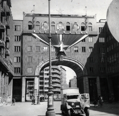 Magyarország, Budapest VII., Madách Imre tér., 1950, Marics Zoltán, automobil, Budapest, politikai dekoráció, május 1, furgon, Fortepan #131395